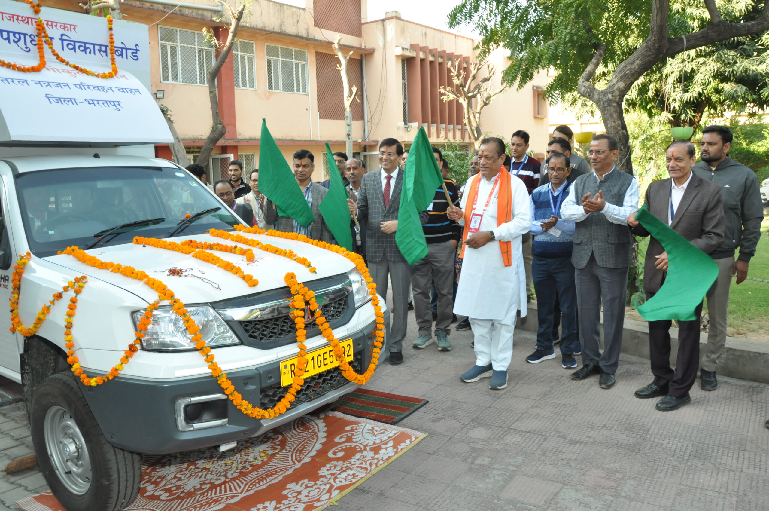 पशुपालन मंत्री ने तरल नत्रजन परिवहन वाहन को हरी झंडी दिखाकर किया रवाना