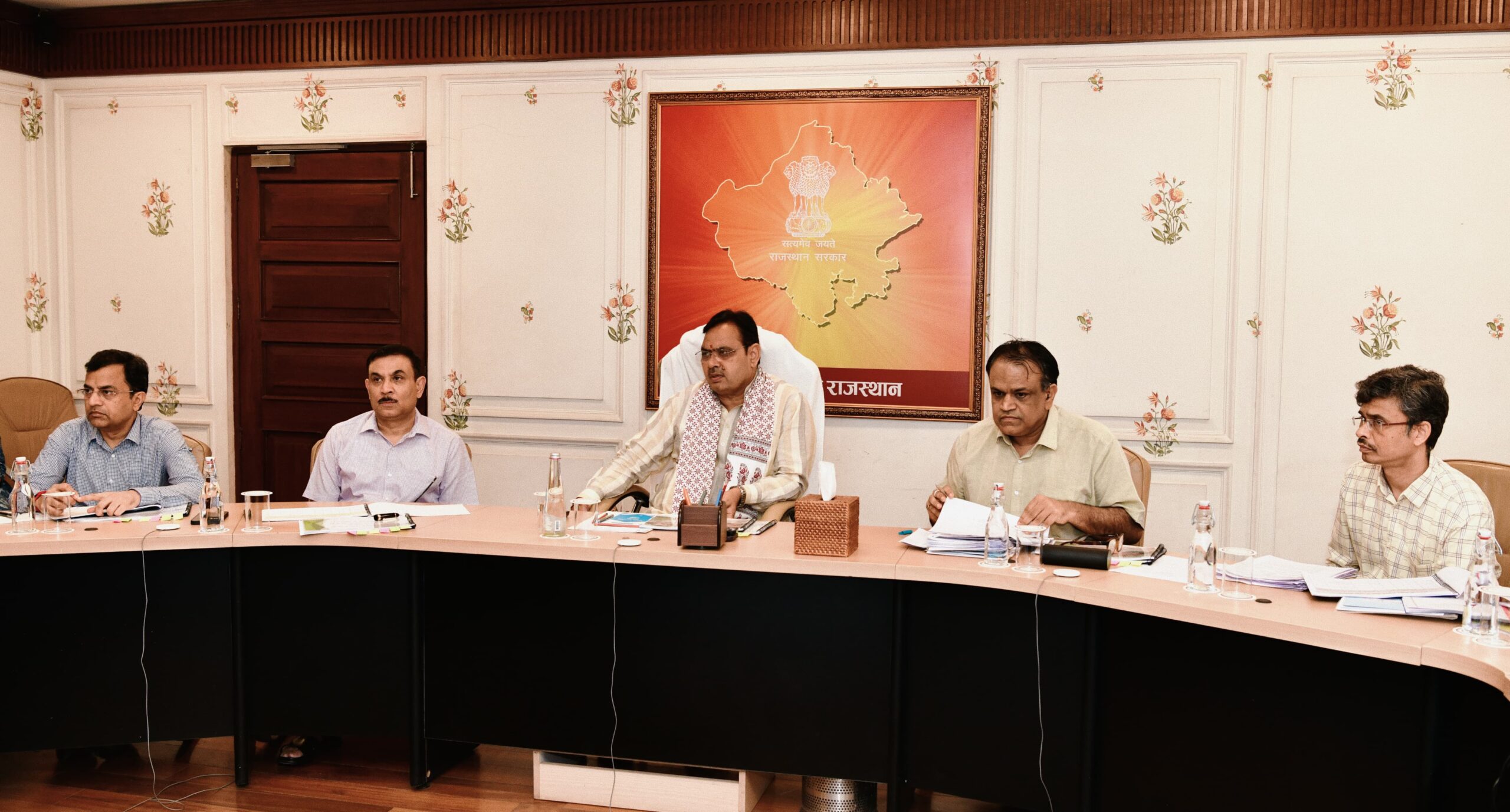 मुख्यमंत्री ने समीक्षा बैठक में कहा-रेलवे फाटक मुक्त होगा राजस्थान