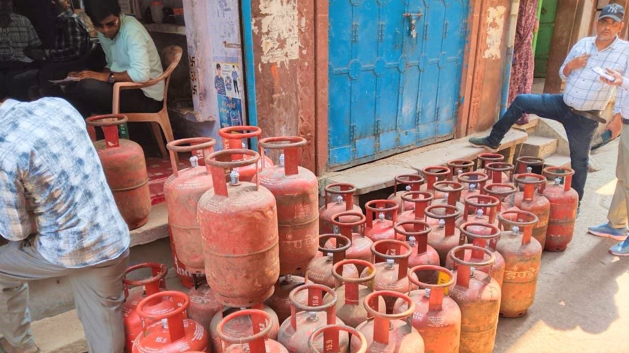 खाद्य एवं नागरिक आपूर्ति मंत्री के निर्देश पर घरेलू गैस कालाबाजारी के विरुद्ध प्रदेशव्यापी स्ट्राइक