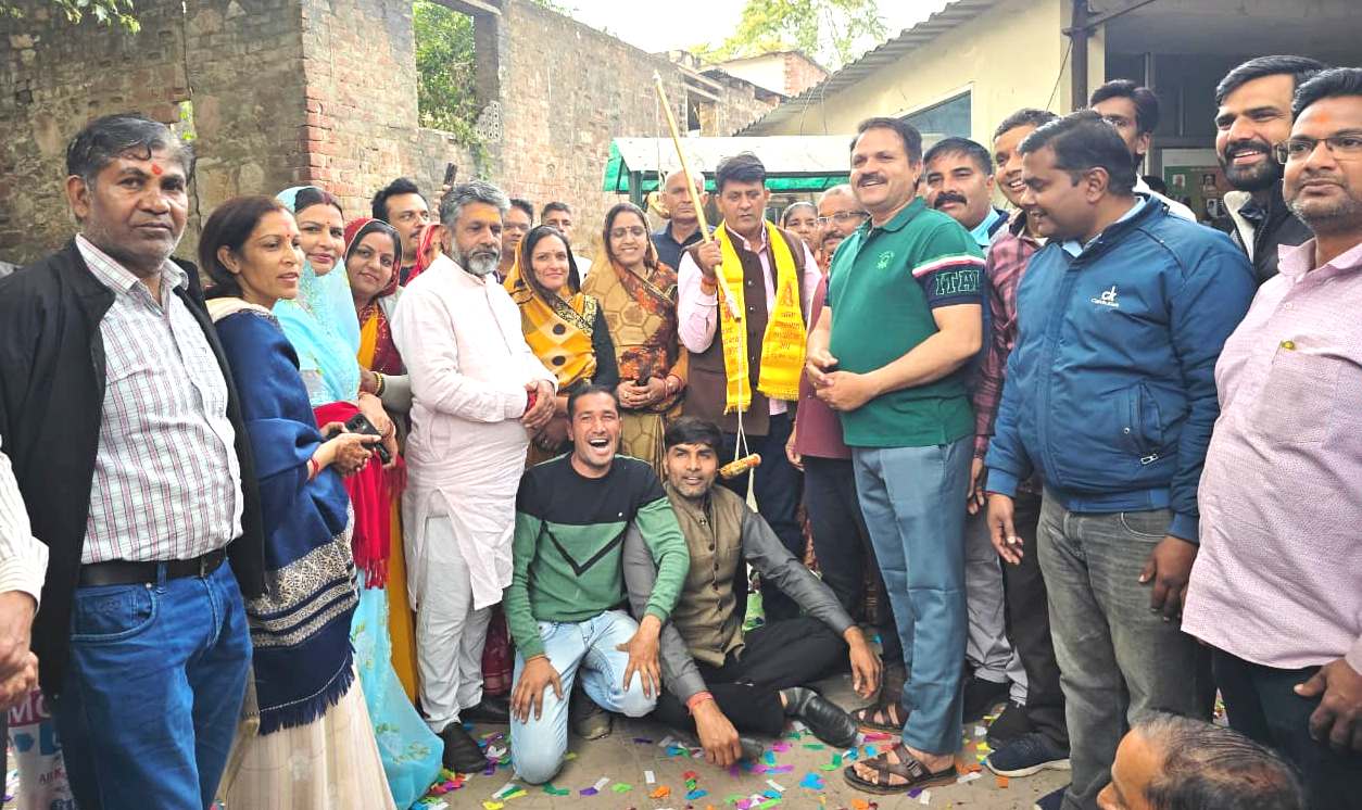 पूर्व विधायक रामलाल शर्मा को 501 फीट का साफा बंधवाकर किया भव्य स्वागत